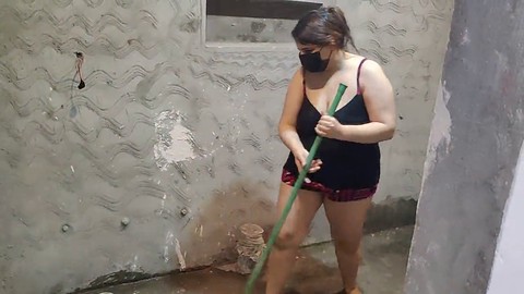 Super sexy tante indienne montre ses talents avec une danse sexy dans la salle de bain