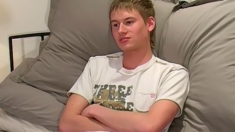 Joven semental británico excitado que gime durante una masturbación sensual