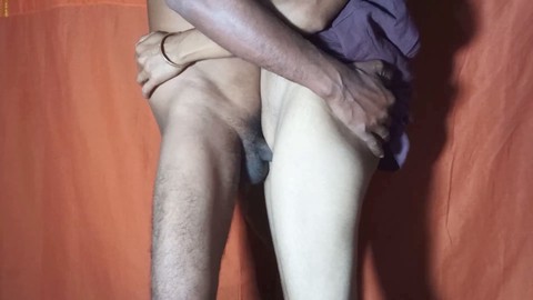 Una seducente bellezza Desi interpreta il ruolo della nuova moglie bhabhi