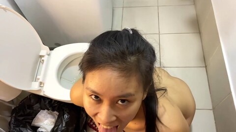 Lo studente asiatico August River offre un fellatio profondo.