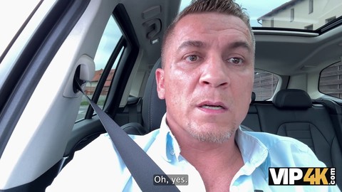 VIP4K. Intensives Hämmern im Garten mit einem Schuldner in sexy Lederunterwäsche