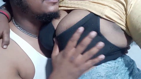 La milf tamil Veni comparte su leche con su amante