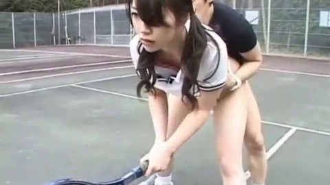 Der Kerl fickt hart einen wunderschönen Transvestiten