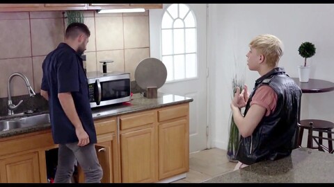 Un fontanero le da un paseo húmedo a un twink con cabello rubio