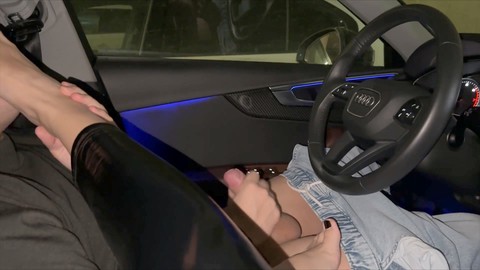 Riskanter Blowjob im Auto mit Fußfetischaktion und Gesichtsbesamung auf dem Parkplatz
