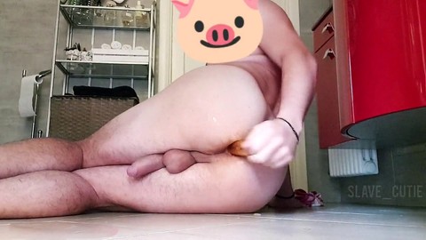 Jeune femboy recevant un entraînement intense des pieds et du cul, aboutissant à une éjaculation désordonnée