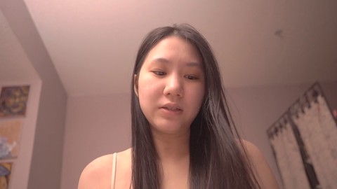 La belle adolescente asiatique Alize Zaide fait de l'ASMR pour une ambiance décontractée