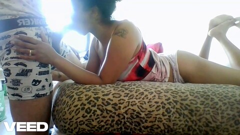 Una fantastica nonna nera Boricualovenyc fa un'incredibile fellazione in un cosplay in un appartamento nel ghetto.