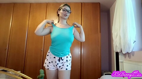 L'adorabile e timida teenager nerd Xo Bunny fa un intenso striptease solo per te.