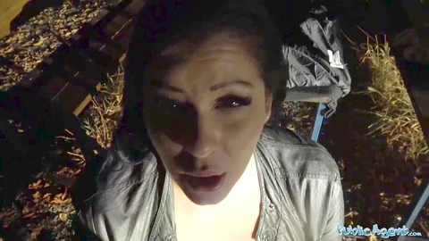 La pulpeuse Hongroise Anissa Jolie offre une fellation sauvage en public la nuit.