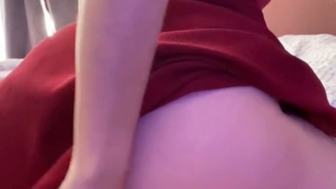 Una giovane studentessa cattiva prepara il suo lato B per soddisfare il suo insegnante inviando un video con una sexy coda di volpe