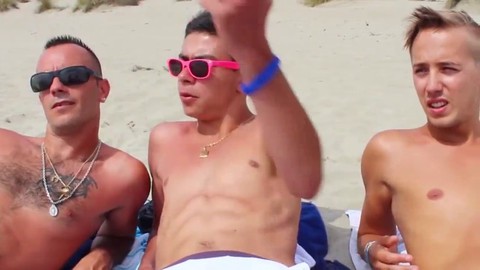 Un chico gay disfrutando de un rato divertido en la playa