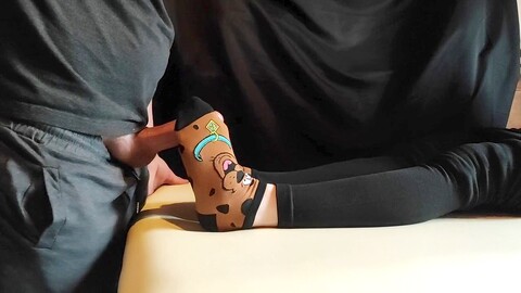Scooby Doo me fait jouir sur mes chaussettes confortables avec un job de pieds de Loulouchan97