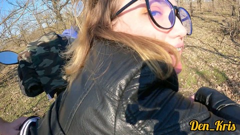 Leche en la cara, leche sobre las gafas, en la cara