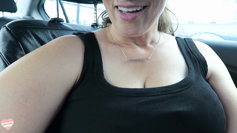 MILF brune voluptueuse séduisante avec des seins massifs dans un vlog de sexe torride