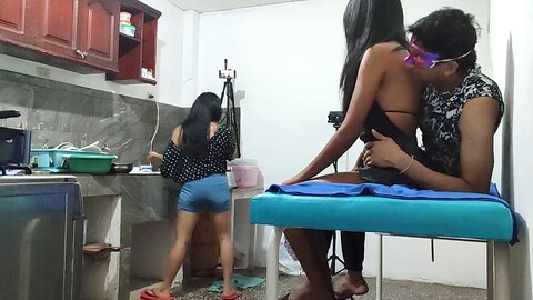 Excité, une milf brunette, une brunette chaude