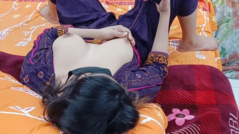 Die Desi-Pakistani-Tante schaut sich ihren eigenen Porno an und wird von ihrem Stiefbruder bei einer dampfenden Sitzung erwischt