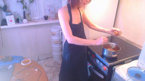 Eine geile Frau bereitet Teriyaki-Sauce zu und wird auf dem Küchenboden gefickt