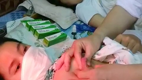 Massage der Brust durch eine Ärztin, um ihr Strom zu geben