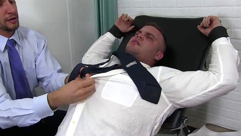 L'uomo d'affari Daxx non può scappare da intense solletichate ai piedi
