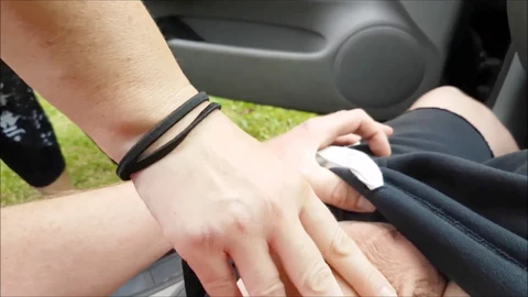 Une cougar aventurière fait une fellation dans une voiture et prend un coup de semence risqué sur le visage devant chez lui.