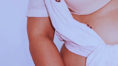 La carina ragazza d'ufficio dello Sri Lanka viene forata dal suo capo