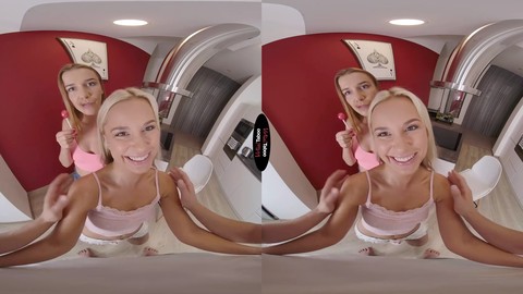 Due belle donne si alternano con il tuo pene nel porno in realtà virtuale