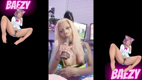 POV Ebony Gamer-Girl gibt diskrete Unterstützung unter dem Schreibtisch