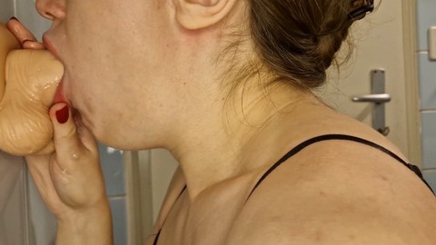 Fanciulla dilettante che sbava durante un intenso pompino su un grosso dildo bianco