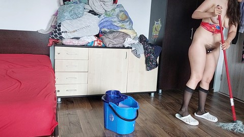 La fabuleuse milf poilue Hermina montre son gros derrière dans le salon