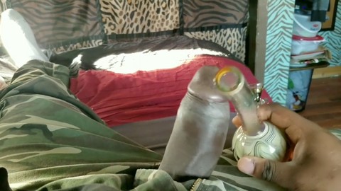 Соло работа над членом, пума, курение