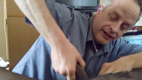Weißer Kerl wird von riesigem schwarzen Schwanz in Deepthroat-Action gnadenlos in die Knie gezwungen