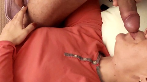 Une coquine milf maison avale une grosse charge après une fellation intense