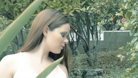 Jenna J Ross genießt es, sich die eigenen Brustwarzen zu zwicken, während sie zum Höhepunkt kommt