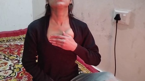 Ragazza musulmana con seni piccoli rilascia latte in bagno