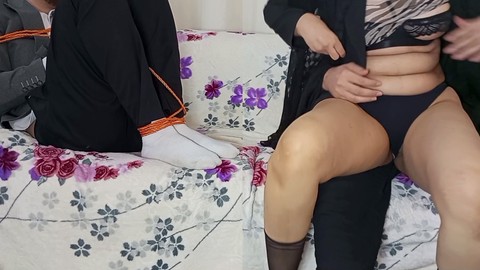 Coppia amatoriale formosa indulge in giochi di schiaffi kinky con azioni di sedere grosso