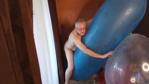 Gioco solitario kinky con Balloonbanger mentre il nonno si gode un po' di onanismo