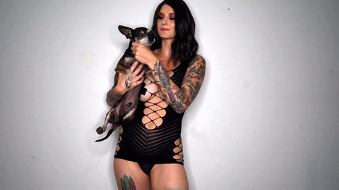 Milf tatuata, milf tatuaggio, fishnet try on