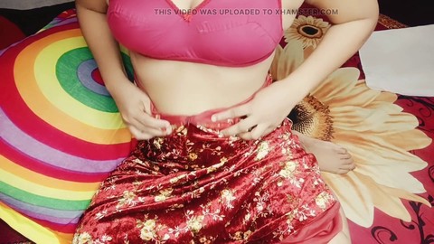 Ninfoam bangladese si diverte in una sessione di sesso da sola con un cetriolo