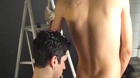 Gay che stimola ano, gang bang, scopata gay